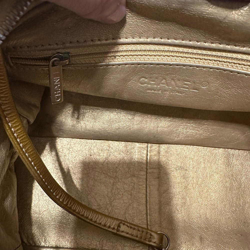 CHANEL ❤️🌟11372068 METTALIC GOLD BOWLING BAG W/ LEATHER LINED INTERIOR⭐️ - Picture 11 of 14